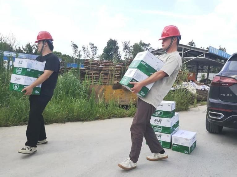 頭頂烈日腳踏熱土彰顯最美形象  雙向奔赴關(guān)愛(ài)職工共保一方平安